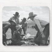 雑誌を見ているカウボーイ マウスパッド (正面)