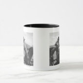 雑誌を見ているカウボーイ マグカップ (中央)