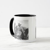 雑誌を見ているカウボーイ マグカップ (正面左)