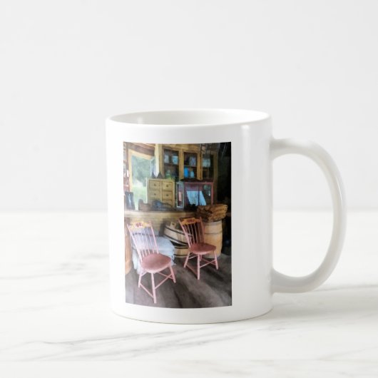 雑貨店で2つのピンクの椅子 コーヒーマグカップ (右)