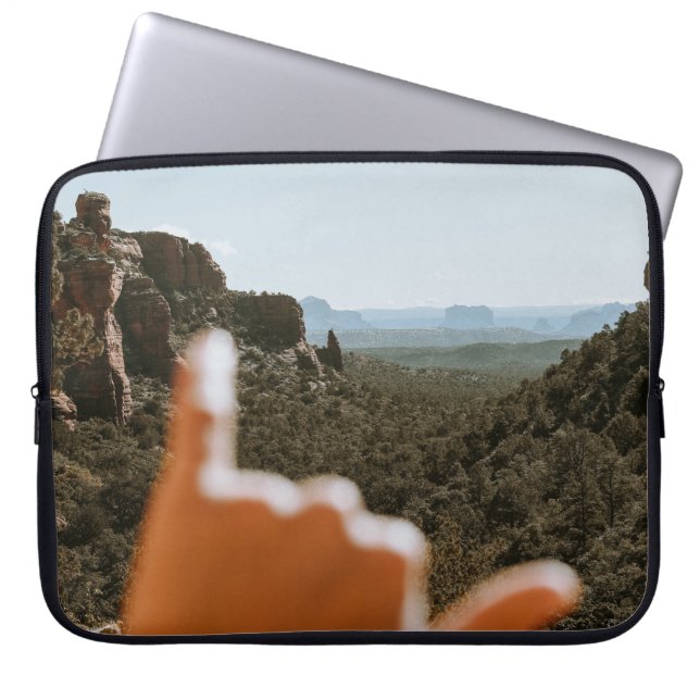 離れ人間の手 ラップトップスリーブ (正面)