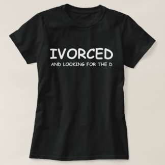 離婚したしD探してる おもしろ離婚ユーモア Tシャツ