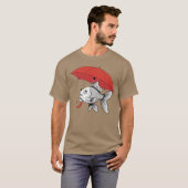 雨でも晴れでも - 傘を持つ魚の面白いTシャツ Tシャツ (正面フル)