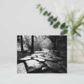 雨に濡れた敷石 ポストカード (スタンド正面)