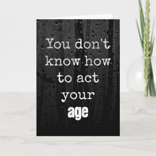 雨のしずくとともに古い誕生日のユーモアを解く カード (正面)