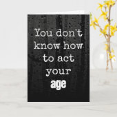 雨のしずくとともに古い誕生日のユーモアを解く カード (黄色い花)