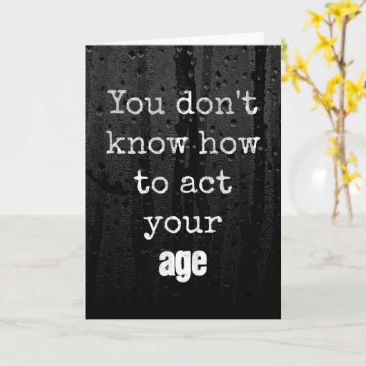 雨のしずくとともに古い誕生日のユーモアを解く カード (黄色い花)