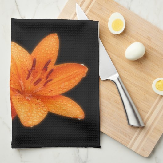 雨のキスを受けたオレンジ色のアジアのタイガーライリー キッチンタオル (四つ折り)