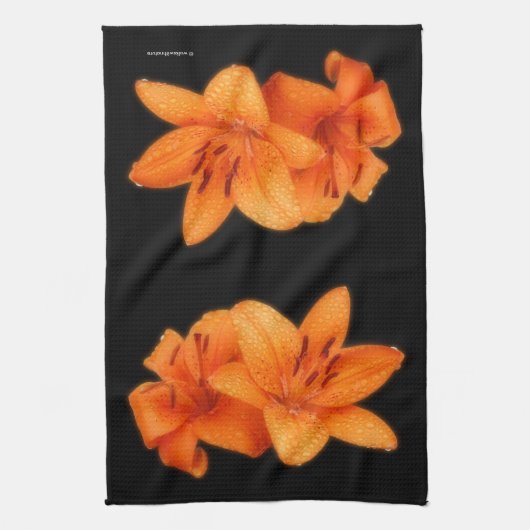 雨のキスを受けたオレンジ色のアジアのタイガーライリー キッチンタオル (縦)