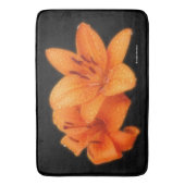 雨のキスを受けたオレンジ色のアジアのタイガーライリー バスマット (正面縦)