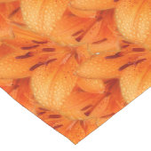 雨のキスを受けたオレンジ色のアジアのタイガーライリー ロングテーブルランナー (コーナー)