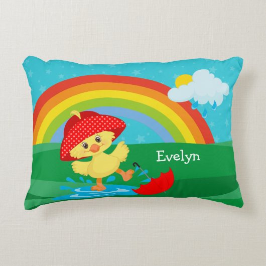 雨の中かわいいハッピーアヒルと虹 アクセントクッション (正面)