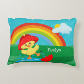雨の中かわいいハッピーアヒルと虹 アクセントクッション (裏面)