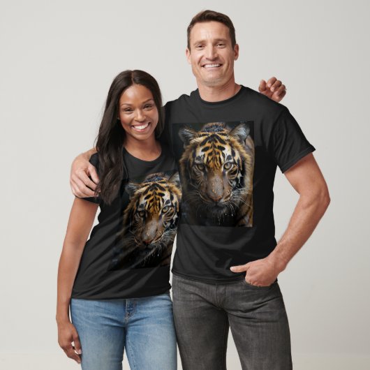 雨の中でタイガーを閉じるウェット大きな猫 Tシャツ (ユニセックス)