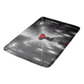 雨の中で赤い傘を持っている人 バスマット (アングル)