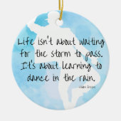 雨の中で踊る年ビビアン・グリーン引用文 セラミックオーナメント (正面)