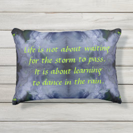 「雨の中で踊る」アクリルインスパイア注 アウトドアクッション