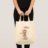雨の中のかわいい女の子と子猫のバッグ トートバッグ (正面(商品))