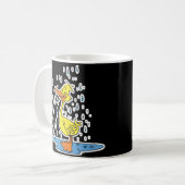 雨の中のかわいい水たまりのアヒル コーヒーマグカップ (正面左)