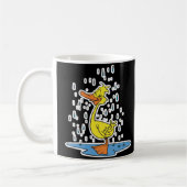 雨の中のかわいい水たまりのアヒル コーヒーマグカップ (左)