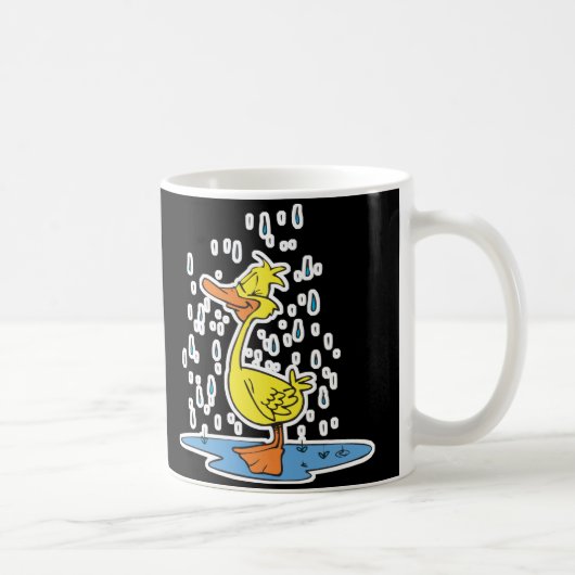 雨の中のかわいい水たまりのアヒル コーヒーマグカップ (右)