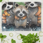 雨の中のアライグマのかわいい姿 キッチンタオル (折り畳み)