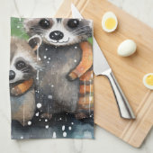 雨の中のアライグマのかわいい姿 キッチンタオル (四つ折り)