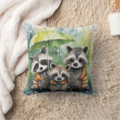 雨の中のアライグマのかわいい姿 クッション (ブランケット)