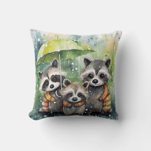 雨の中のアライグマのかわいい姿 クッション (正面)