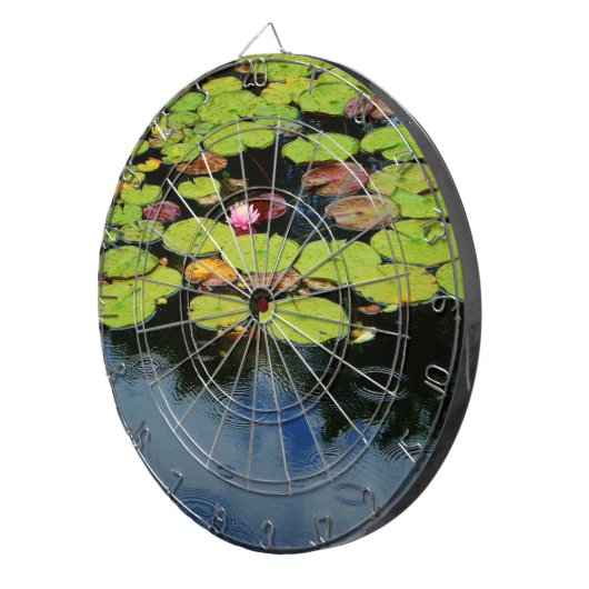 雨の中のピンクの蓮 ダーツボード (正面右)