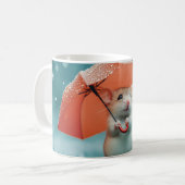 雨の中の傘を持つマウス:かわいい雨の日のシーン コーヒーマグカップ (正面左)