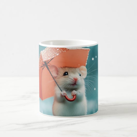 雨の中の傘を持つマウス:かわいい雨の日のシーン コーヒーマグカップ (中央)