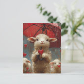 雨の中の傘を持つ子羊ハート ポストカード (スタンド正面)