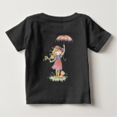 雨の中の小さな女の子と子猫のベビーボディスーツ ベビーTシャツ (裏面)