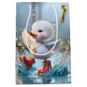 雨の中の最初の誕生日のアヒル踊り ミディアムペーパーバッグ (正面)