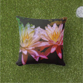 「雨の中の睡蓮」装飾用クッション アウトドアクッション (芝生)