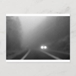 雨の夜 – ヘッドライトに近づく ポストカード