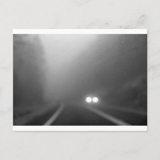 雨の夜 – ヘッドライトに近づく ポストカード