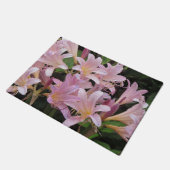 雨の後にユリを驚かせる ドアマット (アングル)