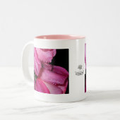 雨の後のピンクのバラ ツートーンマグカップ (正面左)