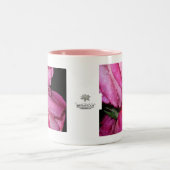 雨の後のピンクのバラ ツートーンマグカップ (中央)