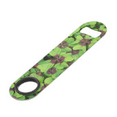 雨の後の四つ葉クローバーのパッチ スピード栓抜き (正面アングル)