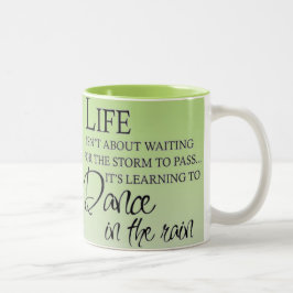 雨の感動的なダンス ツートーンマグカップ