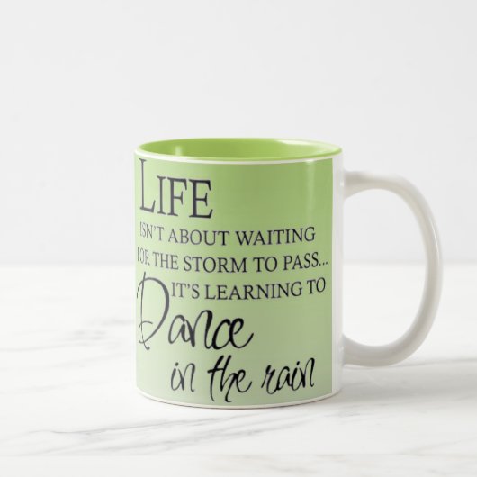 雨の感動的なダンス ツートーンマグカップ (右)