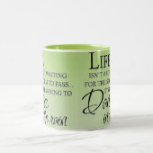 雨の感動的なダンス ツートーンマグカップ (中央)