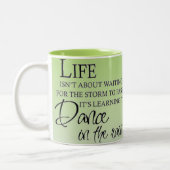 雨の感動的なダンス ツートーンマグカップ (左)