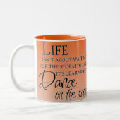 雨の感動的なダンス ツートーンマグカップ (左)