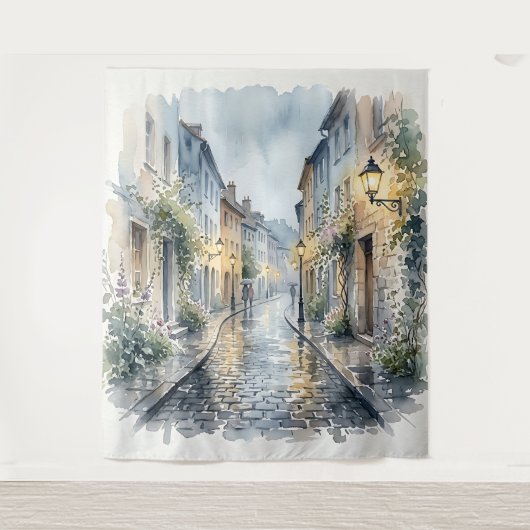 雨の日のヨーロッパの石畳の通り 水彩画 タペストリー (正面)