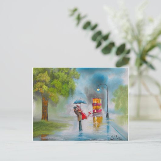 雨の日の赤いトラムのロマンチックなカップルの傘 ポストカード (スタンド正面)