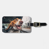 雨の日の車でのドライブに興奮する犬のアートプリント ラゲッジタグ (正面横)